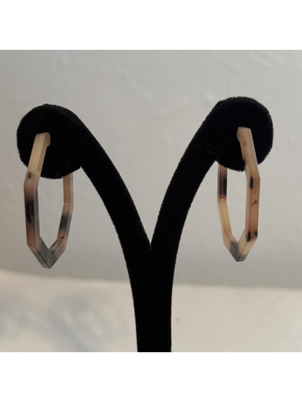 Tortoiseshell Hexagon Hoop Earrings – 1.5” Acrylic Geometric